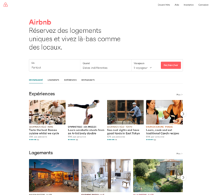 Le site web d'Airbnb : texte orange sur fond blanc, menu discret, barre de recherche qui va à l'essentiel ; visuels attractifs : exemples d'expériences et photos de logements.