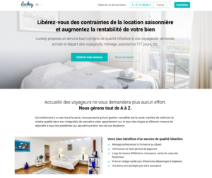 Le site web de Luckey Homes reprend le format du menu d'Airbnb, la couleur bleu turquoise de ses contenus, le fond blanc et des visuels attratifs.