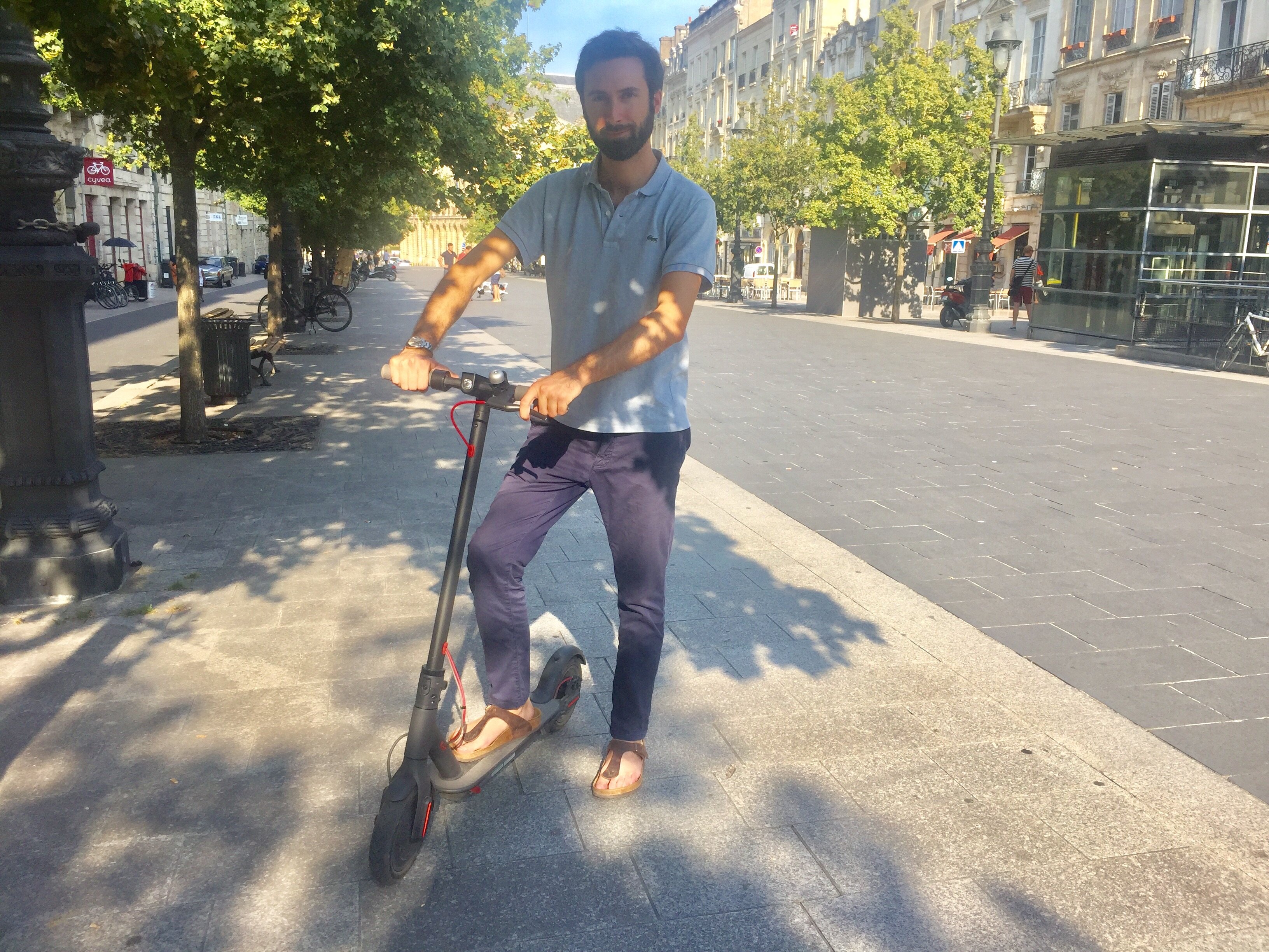 Julien Durandet de Web Theorie et sa trottinette Xiaomi 365 à Bordeaux